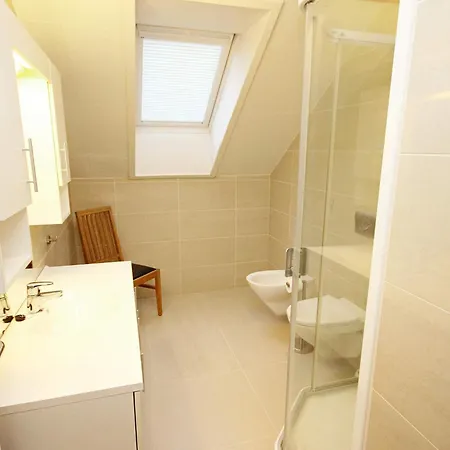 Five-bedroom In 1 Ferienhaus
